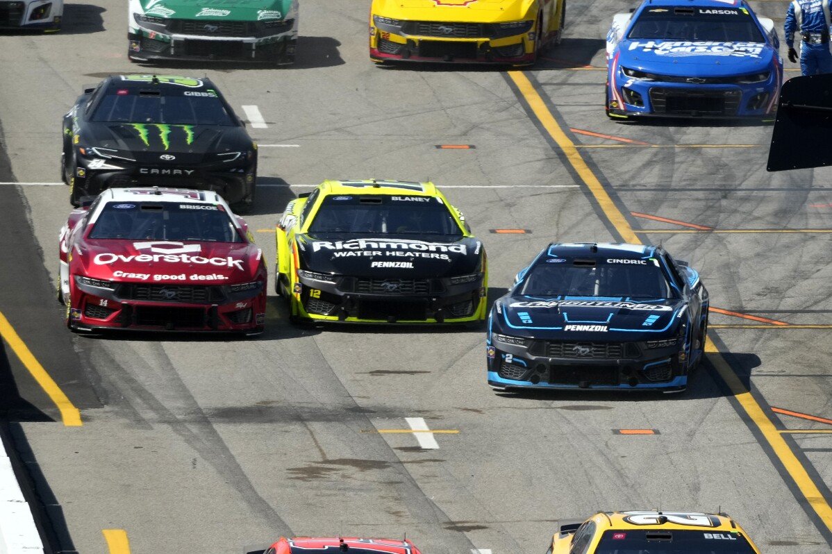 NASCAR กลับมาที่สนามถนน Sonoma ที่ได้ทำการช่วงทำถนนใหม่โรงแรมที่ไม่แน่ใจว่าจะได้อะไรจากอะสฟัลต์ที่ใหม่เร็ว